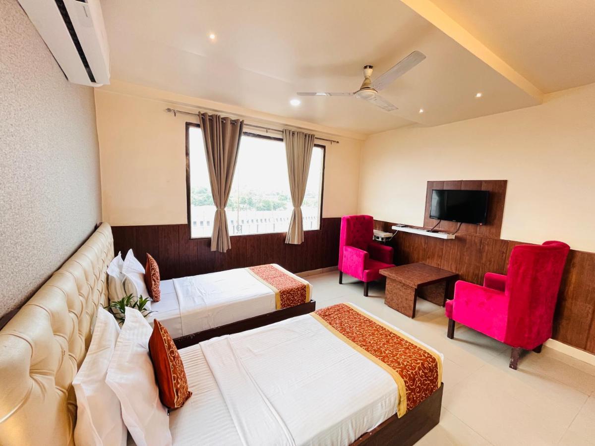Hotel The Leaf - Gomti Nagar Lucknow Dış mekan fotoğraf